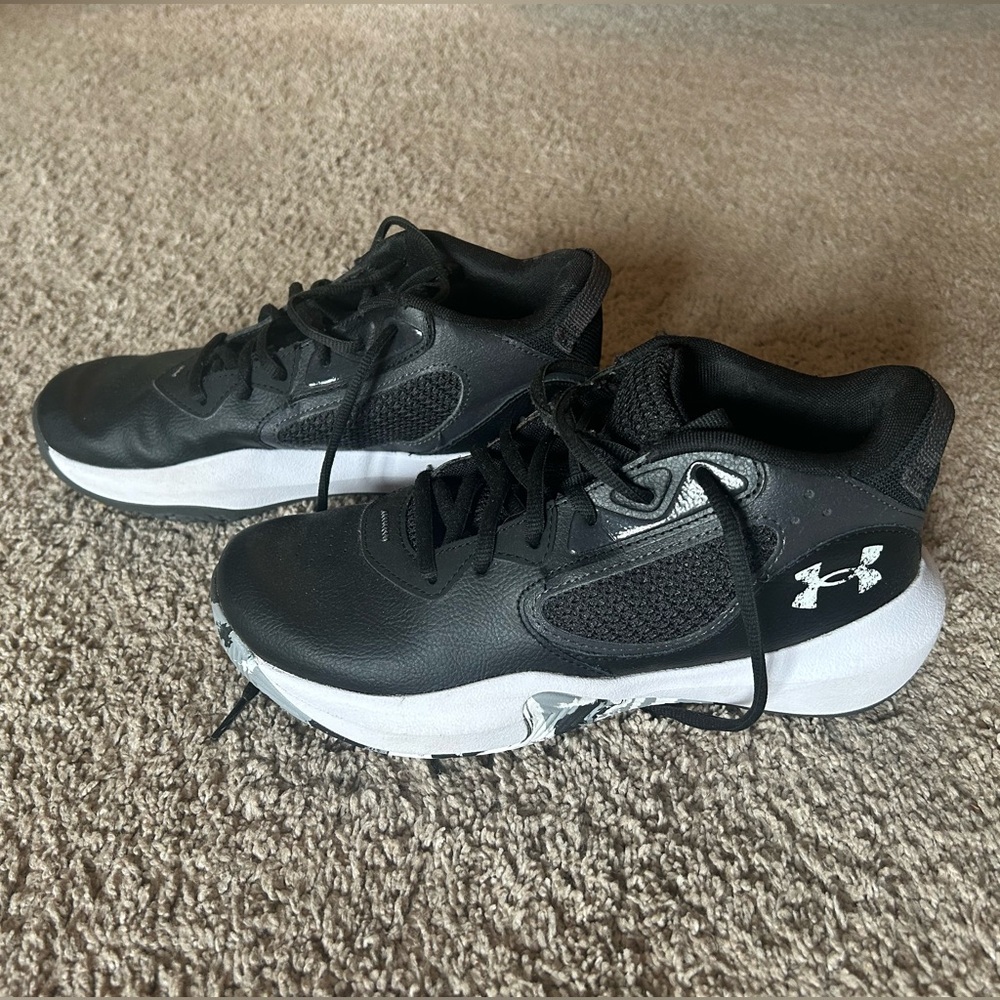 UA basketball sneakers sz 7Y